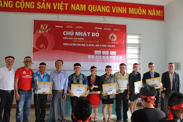 Gần 500 giáo viên và học sinh, sinh viên trường Cao đẳng Công nghệ Tây Nguyên tham gia Ngày hội hiến máu tình nguyện “Chủ nhật đỏ” 2018