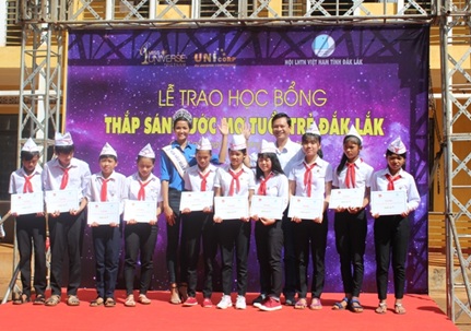 Hoa hậu hoàn vũ Việt Nam H’Hen Niê trao học bổng cho các em học sinh tại quê nhà