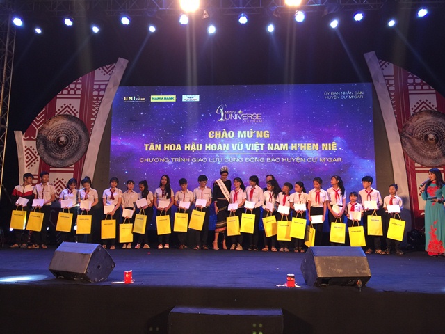 Huyện Cư M'gar tổ chức gặp mặt thân mật hoa hậu Hoàn vũ Việt Nam năm 2017 H'Hen Niê