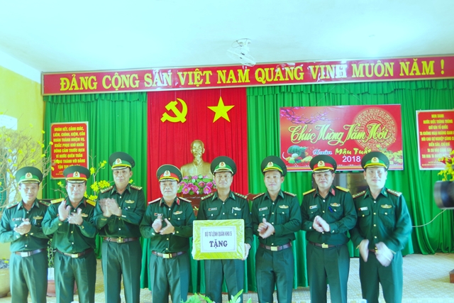 Đoàn công tác Quân khu V thăm và chúc tết Đồn Biên phòng Ia Rvê