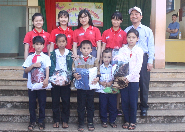 Trường Tiểu học, THCS, THPT Victory trao tặng quà Tết cho học sinh có hoàn cảnh khó khăn