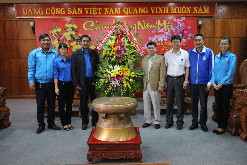 Thường trực Tỉnh đoàn Chúc mừng Tỉnh ủy nhân kỷ niệm 88 năm ngày thành lập Đảng Cộng sản Việt Nam