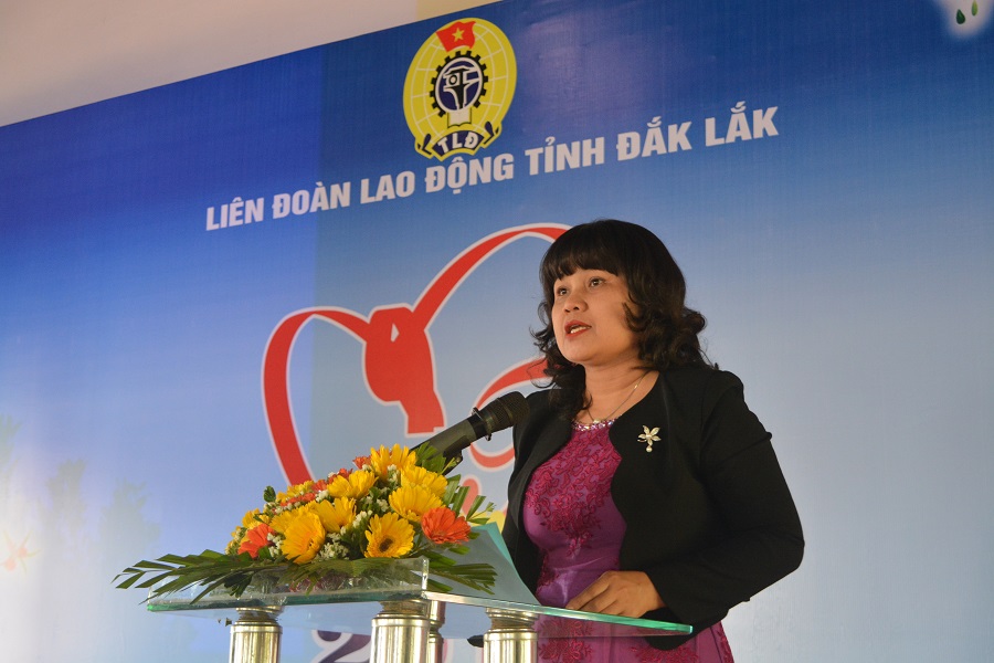 Trao tặng 200 suất quà cho các công nhân lao động có hoàn cảnh khó khăn.