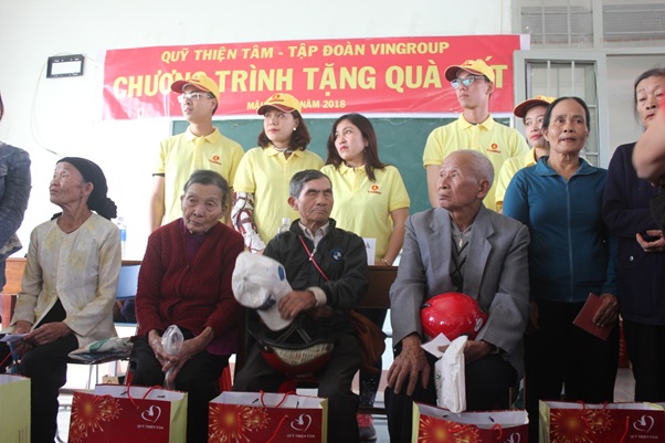 Quỹ Thiện Tâm của Tập đoàn Vingroup tặng quà tết cho hộ nghèo tại huyện Cư Kuin