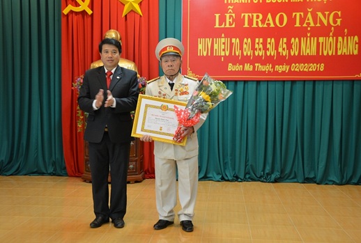 Thành ủy Buôn Ma Thuột, trao Huy hiệu Đảng cho 53  đảng viên nhân kỷ niệm 88 năm ngày thành lập Đảng Cộng sản Việt Nam (3/2/1930 – 3/2/2018).