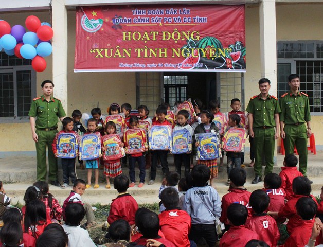 Cảnh sát PC và CC tỉnh Đắk Lắk hướng về cơ sở