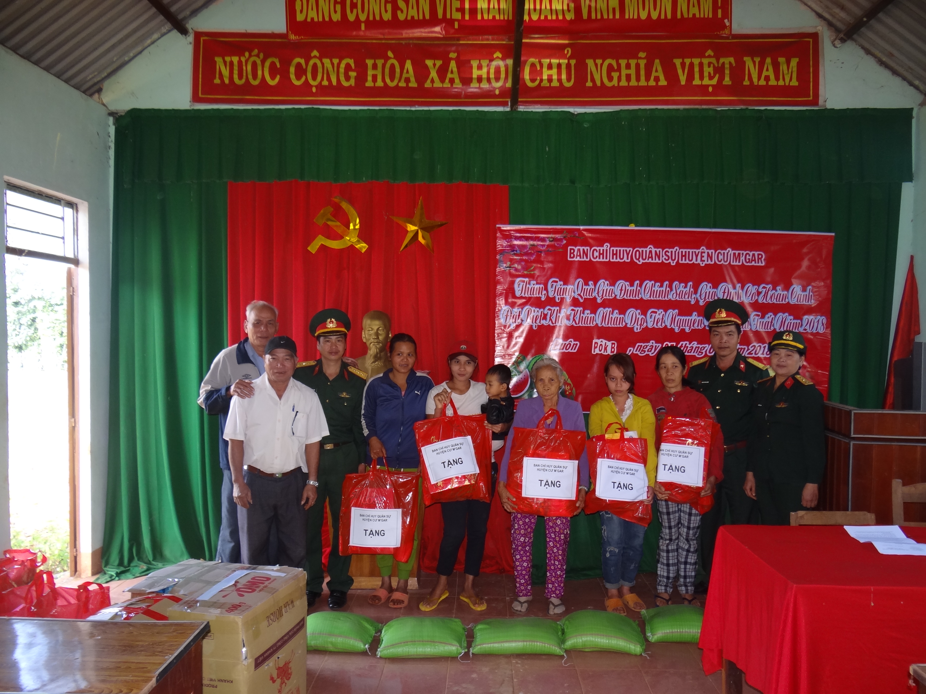 Ban Chỉ huy Quân sự huyện Cư M’gar: Tặng 62 suất quà tết từ kinh phí “Hũ gạo người nghèo”