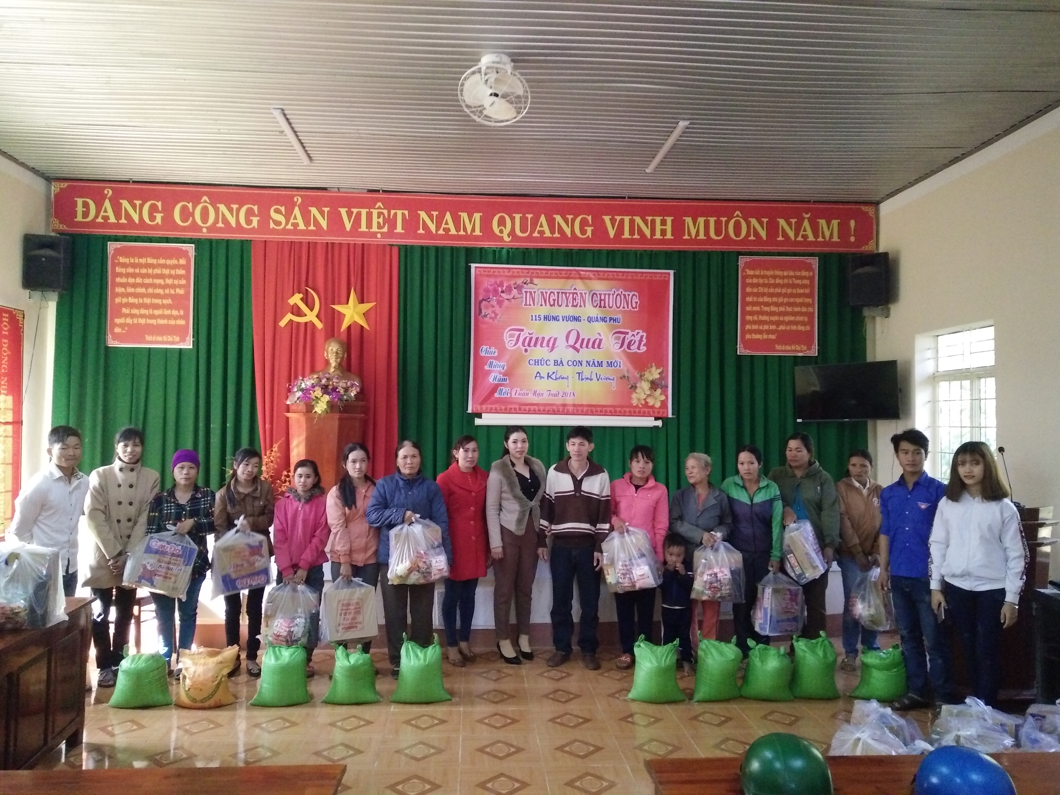 Cơ sở in Nguyên Chương tặng giống vật nuôi và 102 suất quà Tết cho các gia đình khó khăn