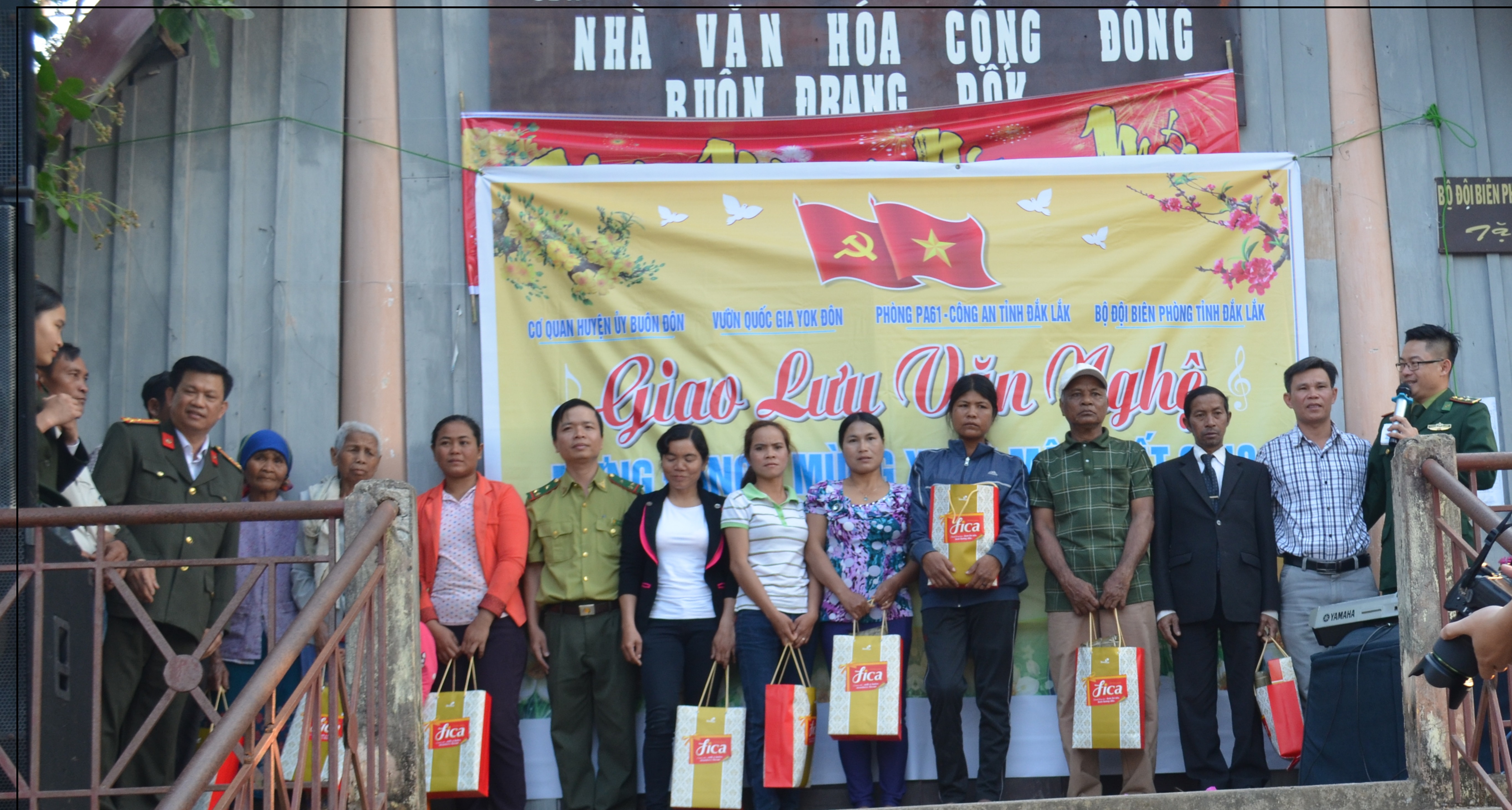 Tổ chức đón Tết cho nhân dân Buôn Drang Phốk