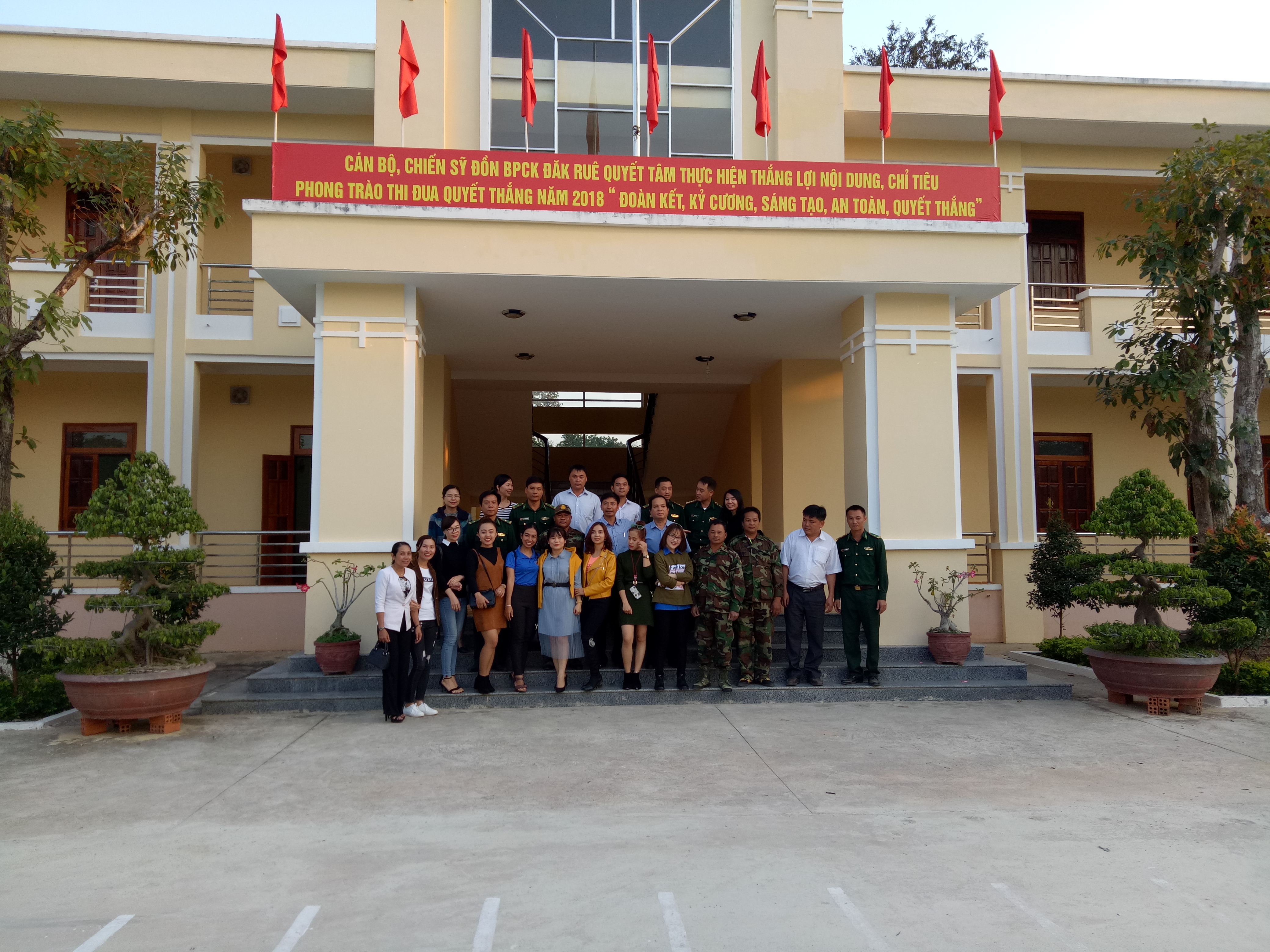 Lãnh đạo huyện Cư M'gar thăm tặng quà cán bộ chiến sỹ Đồn Biên phòng cửa khẩu Đăk Ruê