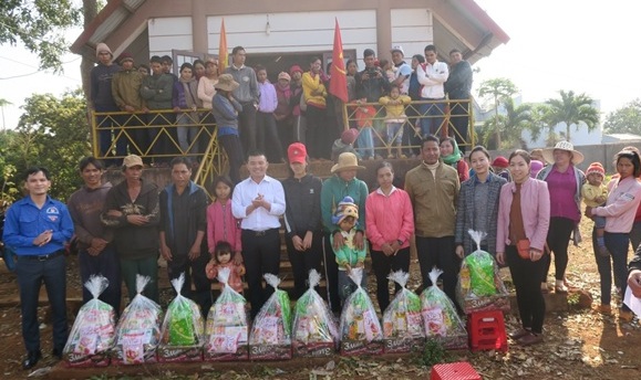 Trường Trung cấp Luật Buôn Ma Thuột tổ chức thăm và tặng quà Tết cho người nghèo, gia đình chính sách năm 2018