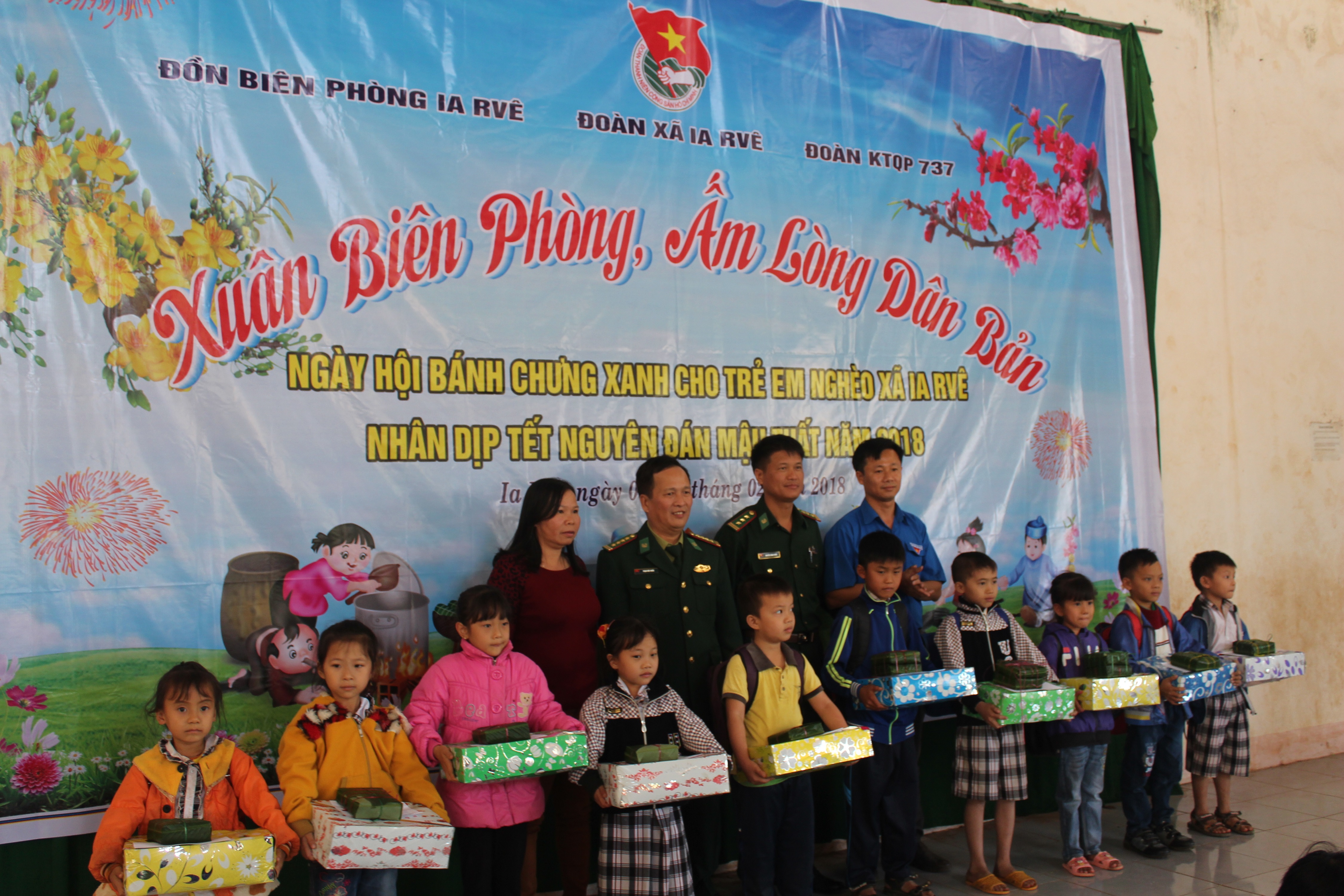 3.669 chiếc bánh chưng trao tặng nhân dân biên giới tỉnh Đắk Lắk