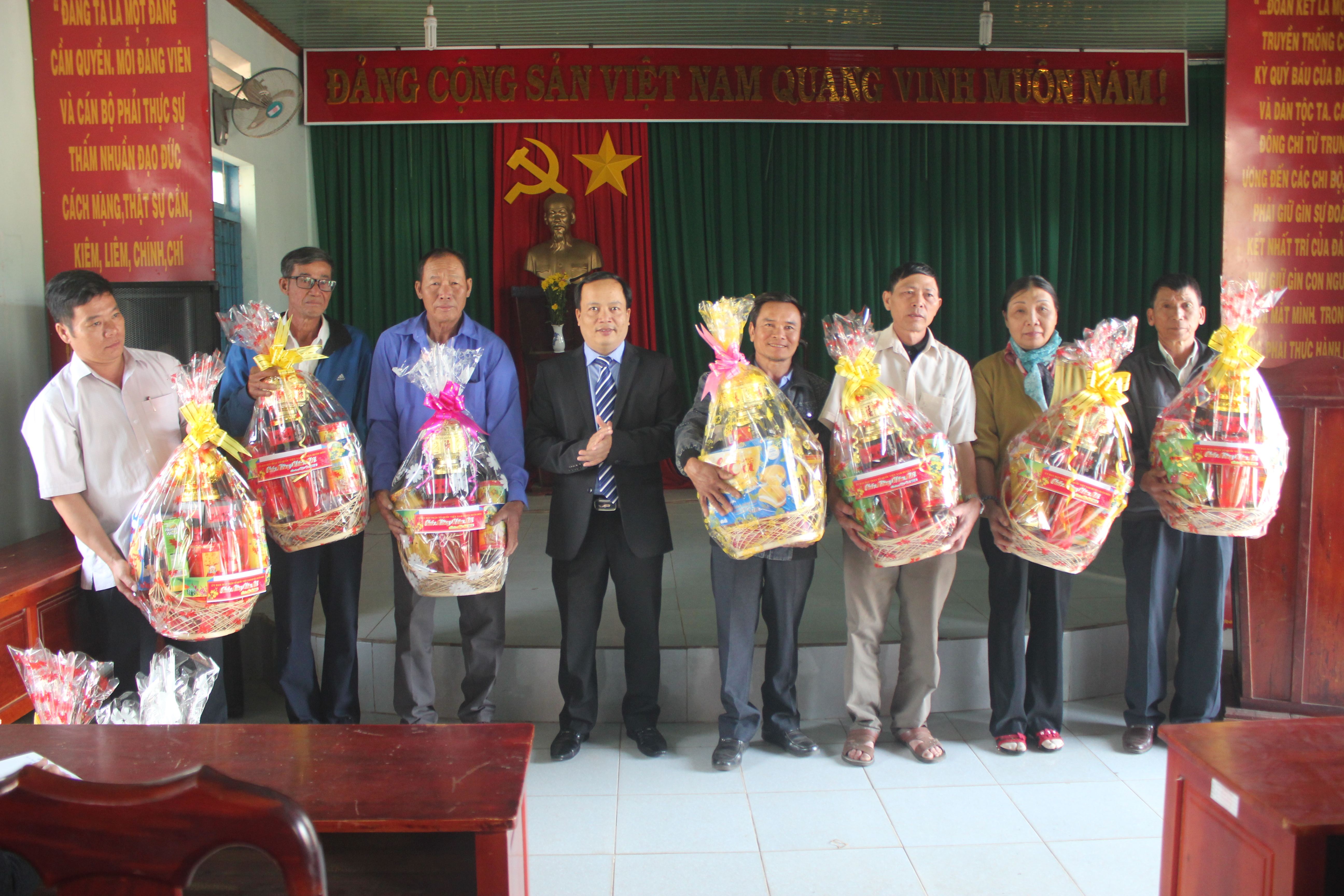 Lãnh đạo Ủy ban MTTQVN huyện Buôn Đôn thăm và tặng quà cho người có uy tín nhân dịp Tết Nguyên đán Mậu Tuất 2018