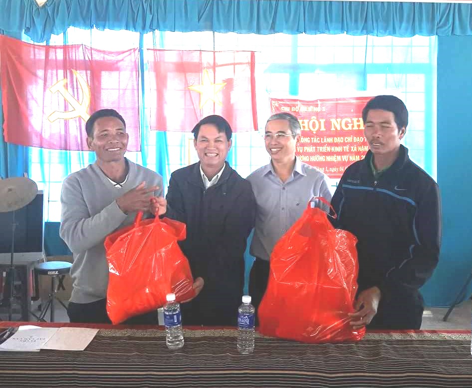 Sở Thông tin và Truyền thông tổ chức gặp mặt, tặng quà các gia đình chính sách và chính quyền Buôn kết nghĩa