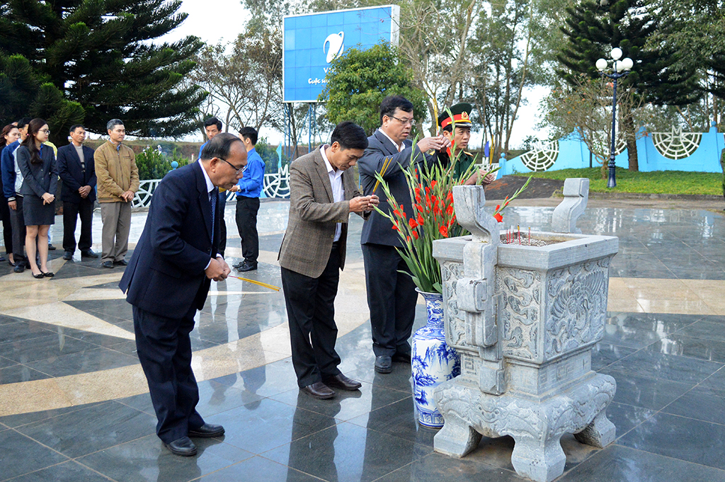 Ngành Thông tin và Truyền thông viếng các liệt sỹ giao bưu nhân dịp Tết Nguyên đán Mậu Tuất