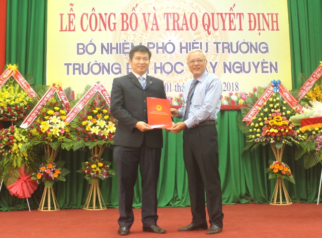 Công bố Quyết định bổ nhiệm Phó Hiệu trưởng Trường Đại học Tây Nguyên