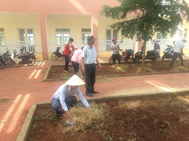 Trường Trung cấp Luật Buôn Ma Thuột ra quân vệ sinh môi trường