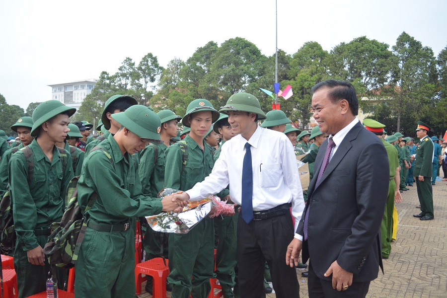 349 thanh niên thành phố Buôn Ma Thuột hăng hái lên đường bảo vệ Tổ quốc.