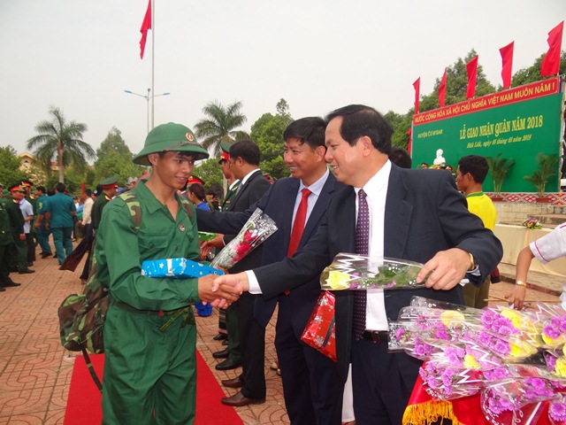 Huyện Cư M’gar: Tiễn 256 thanh niên lên đường nhập ngũ