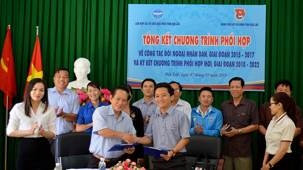 Tỉnh đoàn và Liên hiệp các tổ chức hữu nghị tỉnh ký kết chương trình phối hợp đối ngoại nhân dân giai đoạn 2018-2022