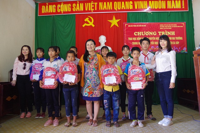 Trao học bổng và quỹ khuyến học cho học sinh nghèo biên giới