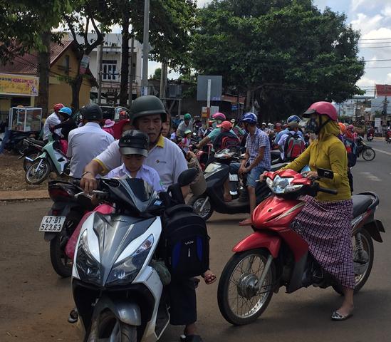 Tình trạng vi phạm Luật Giao thông đường bộ vẫn còn diễn ra khá phổ biến ở huyện Cư M'gar