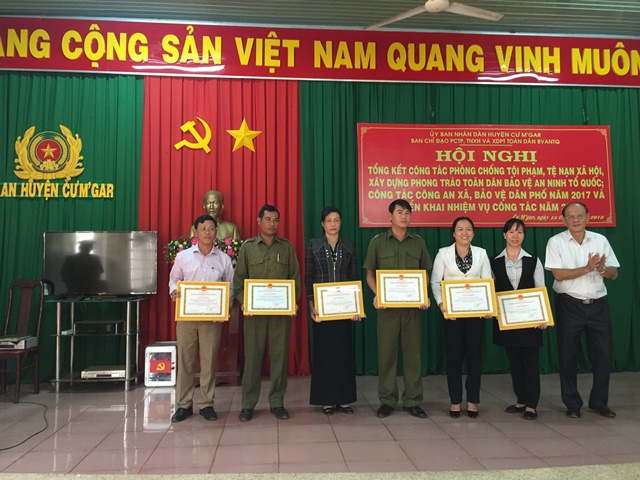 Huyện Cư M’gar tổng kết công tác phòng chống tội phạm, tệ nạn xã hội; xây dựng phong trào toàn dân bảo vệ ANTQ, công tác công an xã, bảo vệ dân phố năm 2017 và triển khai nhiệm vụ công tác năm 2018