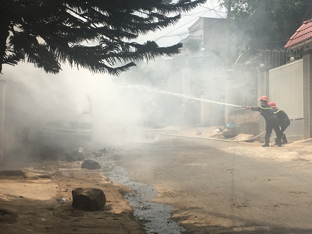 Một chiếc ô tô đột nhiên bốc cháy dữ dội