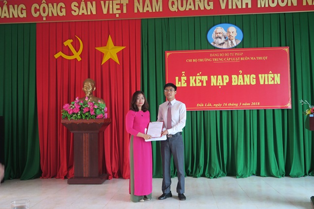 Lễ kết nạp Đảng viên mới năm 2018 của Chi bộ Trường Trung cấp Luật Buôn Ma Thuột