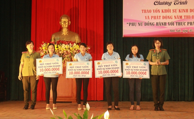 Trao vốn khởi nghiệp cho 13 hội viên Phụ nữ khối lực lượng vũ trang tỉnh