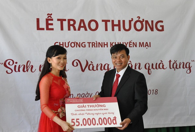 Agribank chi nhánh huyện Cư Kuin- Đắk Lắk: Tổ chức lễ trao thưởng cho khách hàng trúng thưởng trong chương trình khuyến mại “Sinh nhật vàng – ngàn quà tặng”.