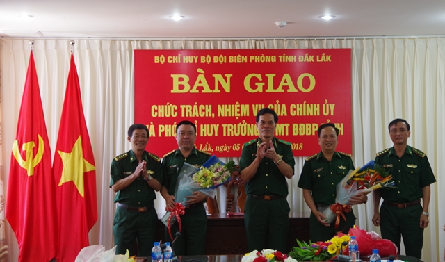 Bàn giao chức trách, nhiệm vụ Chính ủy và Phó Chỉ huy trưởng Bộ đội Biên phòng tỉnh Đắk Lắk