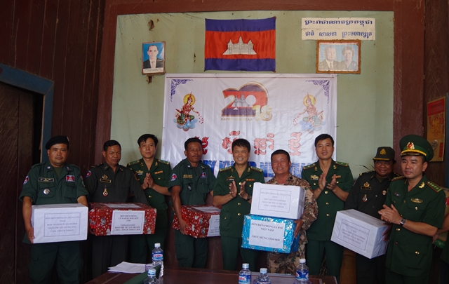 Huyện Ea Súp thăm và chúc Tết lực lượng vũ trang tỉnh Mondulkiri và Rattarakiri, Vương quốc Campuchia
