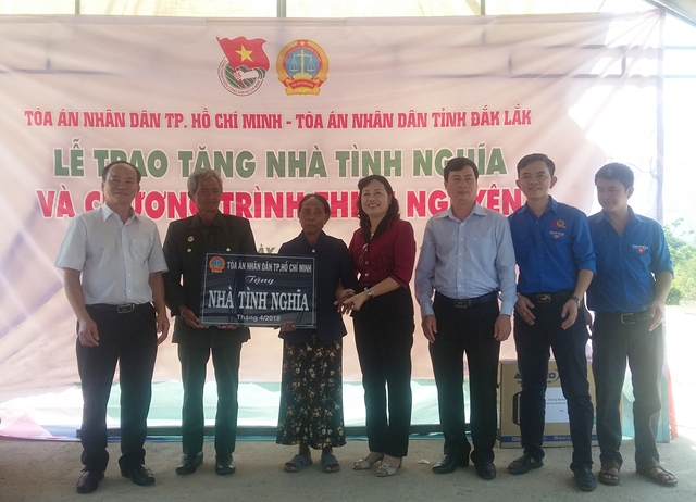 Tòa án nhân dân TP. Hồ Chí Minh tặng quà cho hộ nghèo buôn Ngô A, xã Hòa Phong, huyện Krông Bông