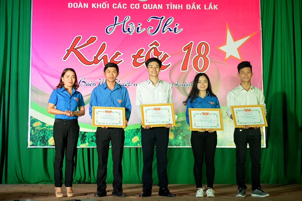 Hội thi “Khi tôi 18”: Trường THPT Chuyên Nguyễn Du giành giải Nhất