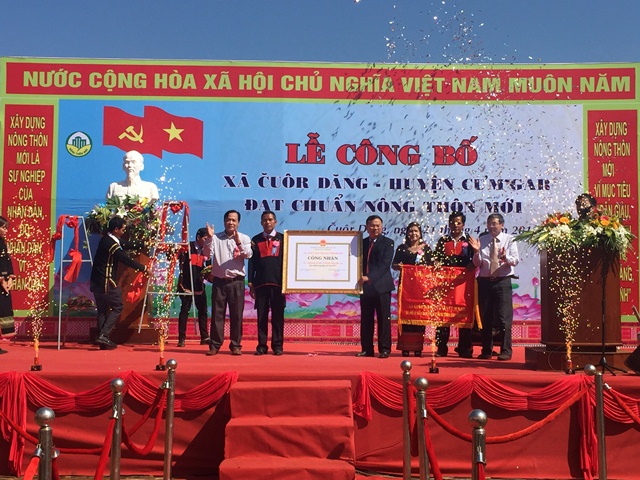 Xã Cuôr Đăng tổ chức lễ đón nhận Bằng công nhận xã đạt chuẩn nông thôn mới và Cờ thi đua của tỉnh Đắk Lắk