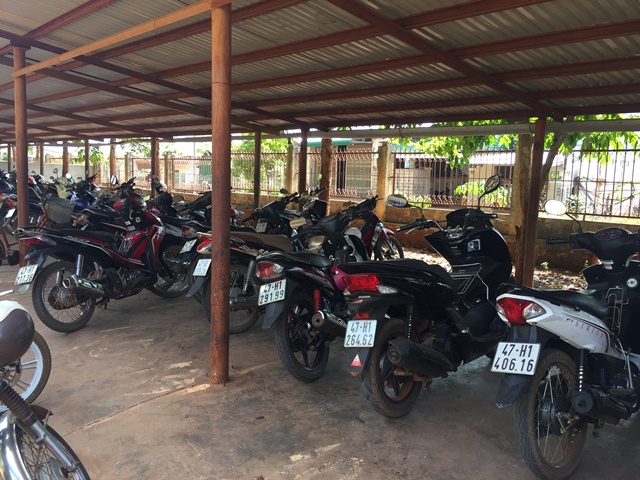 Nhiều học sinh THPT ở huyện Cư M'gar vẫn “vô tư” đi xe máy phân khối lớn đến trường