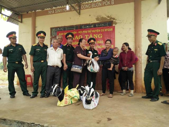 Tặng giống vật nuôi cho đồng bào nghèo