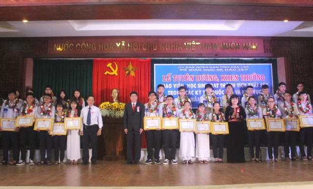 Tuyên dương giáo viên và học sinh đạt thành tích xuất sắc trong các kỳ thi học sinh giỏi Quốc gia, khu vực năm học 2017 - 2018