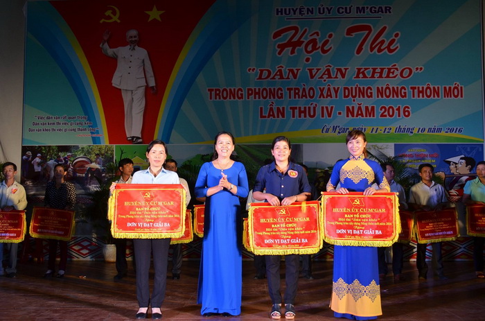 Xét chọn các tập thể, cá nhân điển hình “Dân vận khéo”.