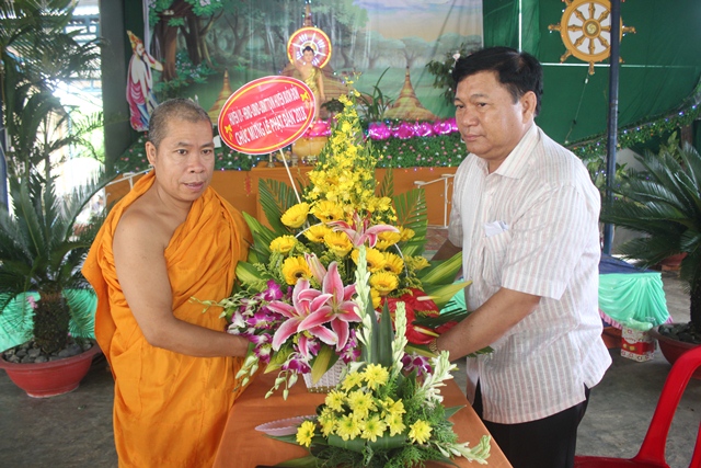 Lãnh đạo huyện Buôn Đôn thăm và tặng quà các cơ sở Phật giáo nhân Đại lễ Phật đản 2018 – Phật lịch 2562