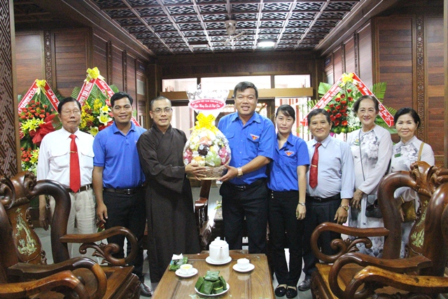 Hội Liên hiệp Thanh niên Việt Nam tỉnh Đắk Lắk đi thăm và chúc mừng các cơ sở Phật giáo nhân Đại lễ Phật đản năm 2018