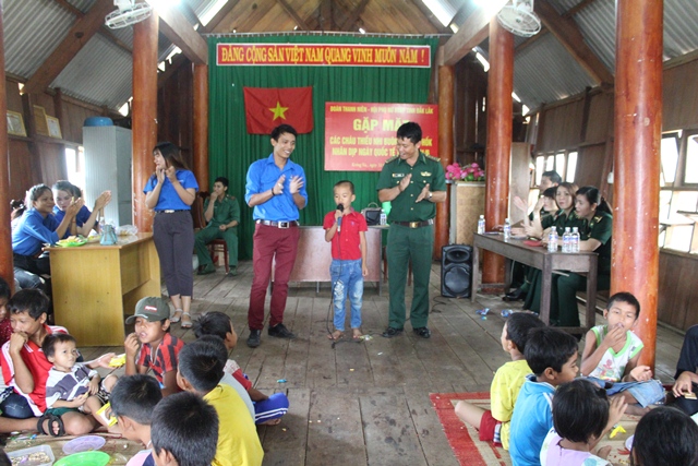 Gặp mặt tặng quà cho các cháu thiếu nhi tại Buôn Đrang Phốk.