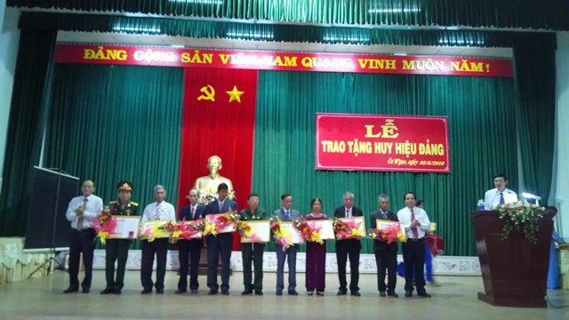 Đảng bộ huyện Cư M'gar tổ chức lễ trao tặng Huy hiệu Đảng cho đảng viên