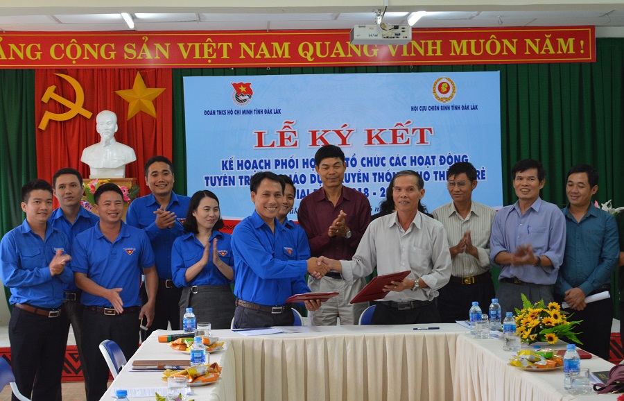 Tỉnh đoàn và Hội Cựu chiến binh tỉnh ký kết Kế hoạch phối hợp tuyên truyền, giáo dục truyền thống cho thế hệ trẻ giai đoạn 2018 – 2023.