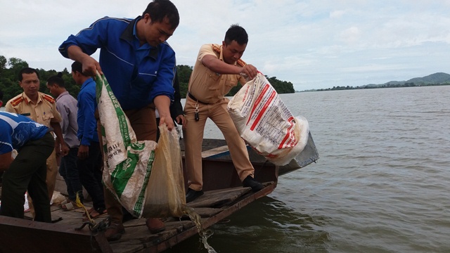Huyện Lắk thả 9.000 con cá giống bổ sung nguồn lợi thủy sản năm 2018