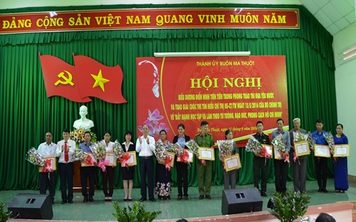 Hội nghị biểu dương điển hình tiên tiến trong phong trào thi đua yêu nước; Sơ kết 02 năm triển khai thực hiện Chỉ thị số 05-CT/TW của Bộ Chính trị