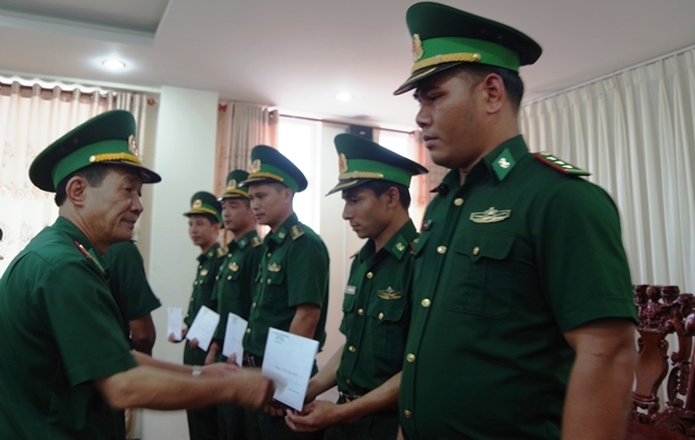 10 sĩ quan hoàn thành nhiệm vụ tăng cường