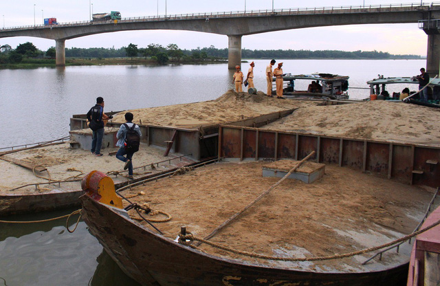 Tăng cường công tác quản lý hoạt động khai thác, vận chuyển, tiêu thụ, tập kết cát tại khu vực cầu Giang Sơn và trên địa bàn tỉnh