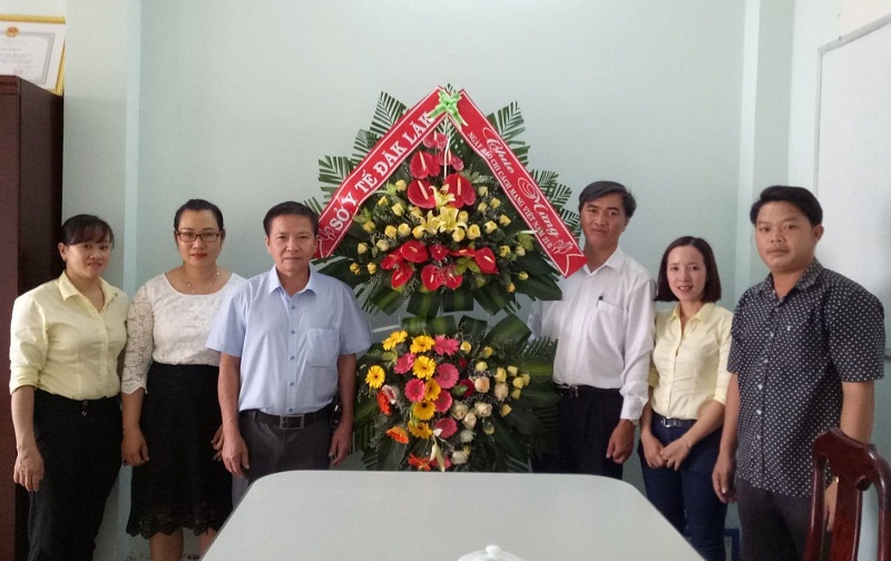 Sở Y tế thăm và tặng hoa chúc mừng Cổng Thông tin điện tử tỉnh